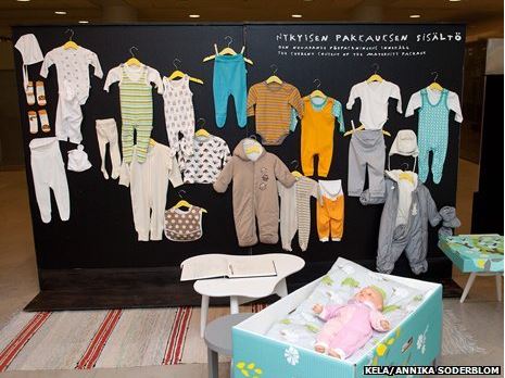 pacco maternita contenuto I bimbi finlandesi dormono felici nelle scatole di cartone