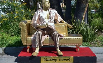 Statua di Harvey Weinstein "Casting Couch"
